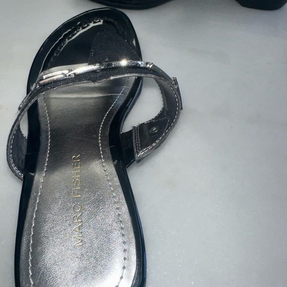 Marc Fisher black and silver sparkly thong sandals, size 7 - Picture 4 of 7
